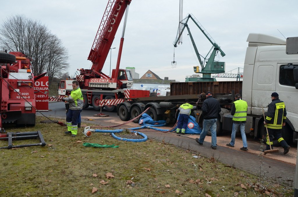 LKW umgestuerzt Niehler Hafen P171.JPG